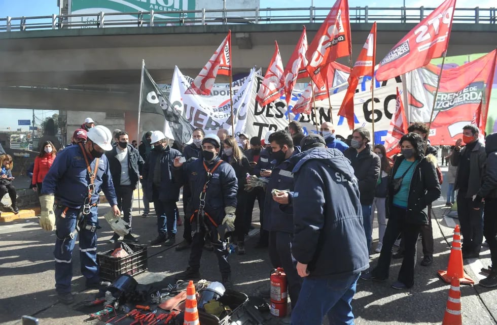 Trabajadores despedidos de la empresa EMA (Edesur) reclaman por la inmediata reincorporación en el Puente Pueyrredón.