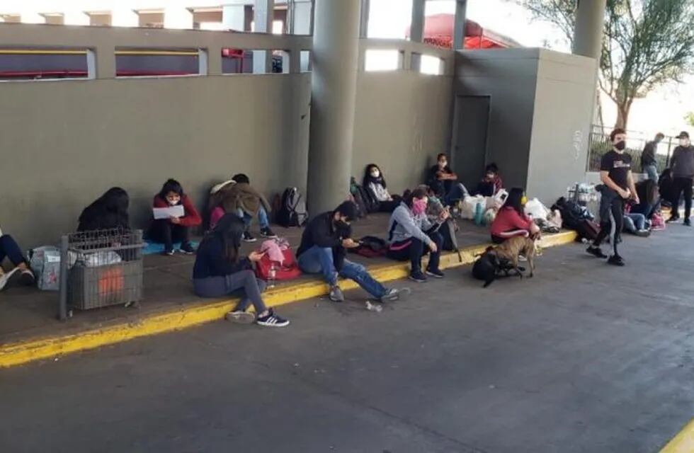 Jujeños varados en la terminal de Córdoba