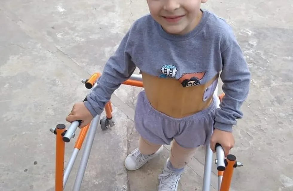 Pedido a la solidaridad en La Plata: robaron el caminador de Axel, un nene con parálisis cerebral