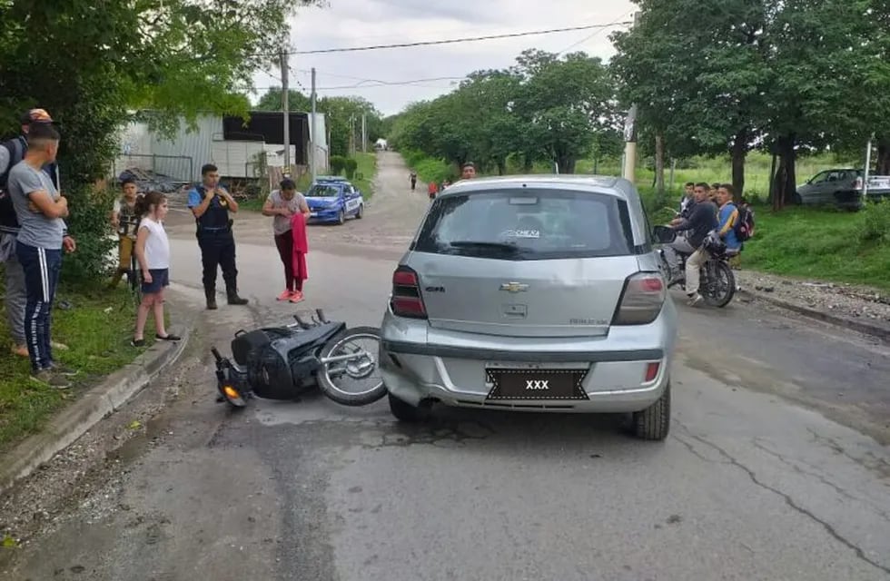 Barrio Villa Oviedo: una motociclista sufrió heridas tras impactar contra un automóvil