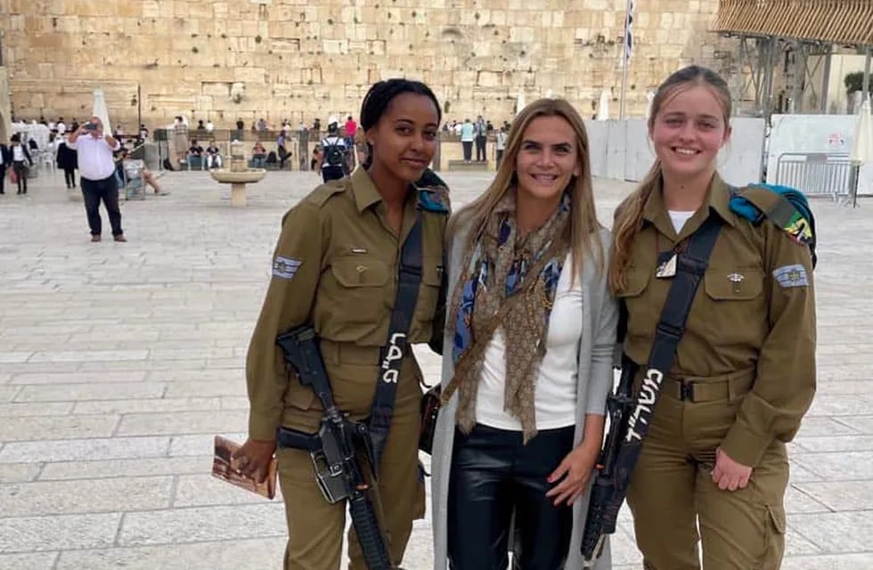 La periodista rosarina viajó a Israel con otros representantes de la Legislatura y se sacó foto mujeres militares.
