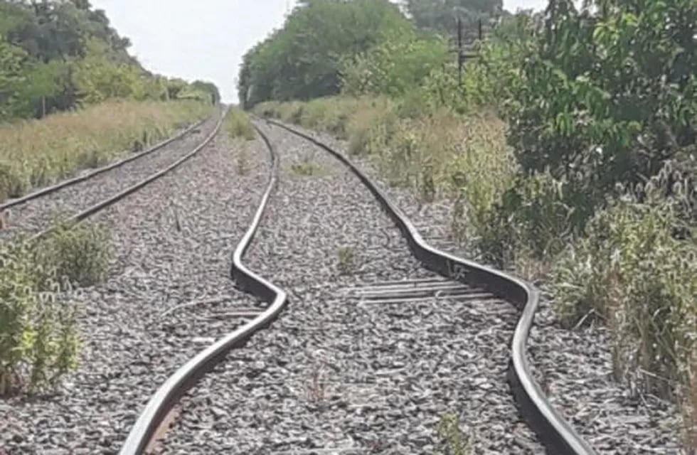 Por el calor, las vías se doblaron y descalzó una formación del tren Sarmiento. (Twitter)