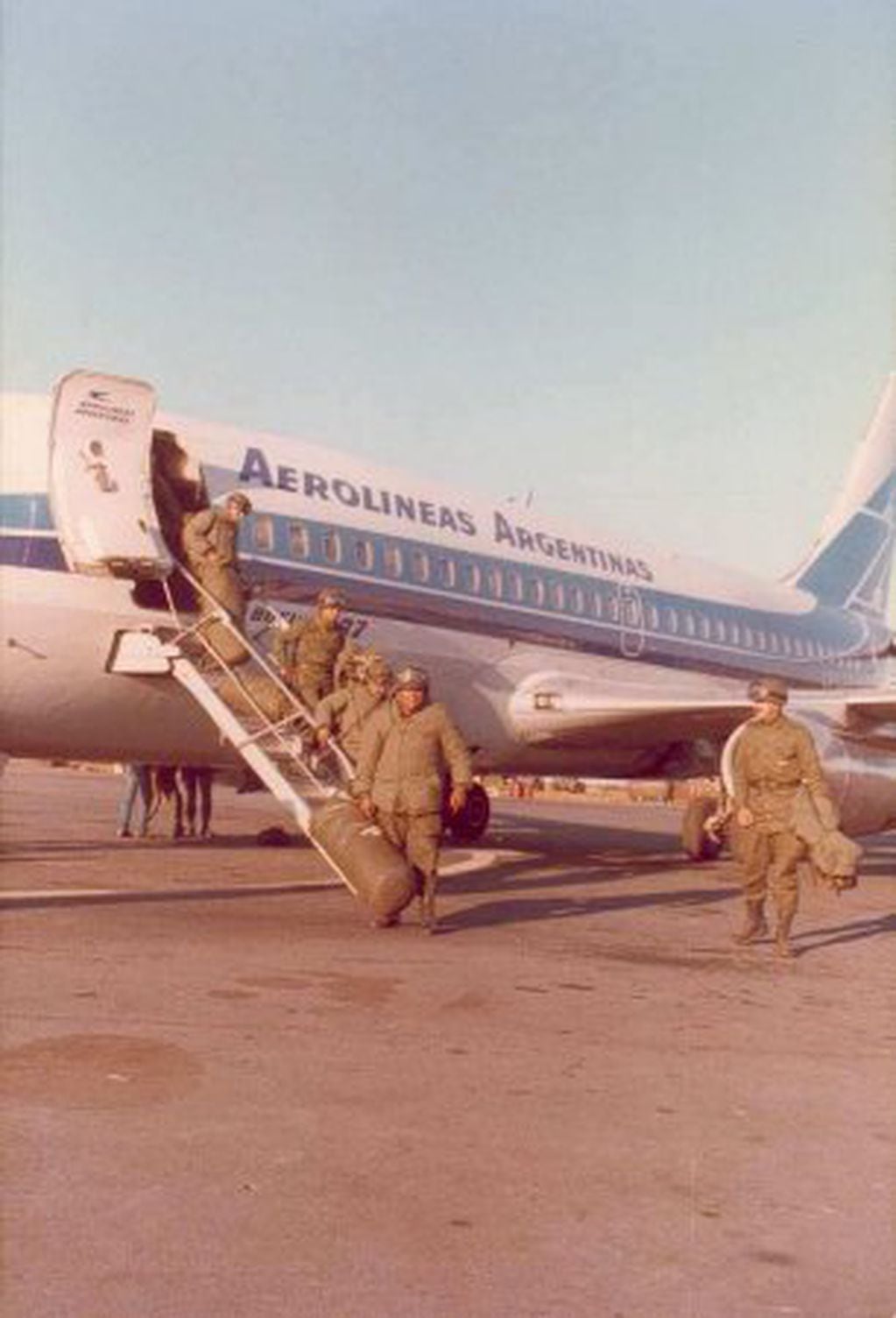 Llegada del Regimiento 8 de Comodoro Rivadavia a Puerto Argentino el 8 de abril de 1982.