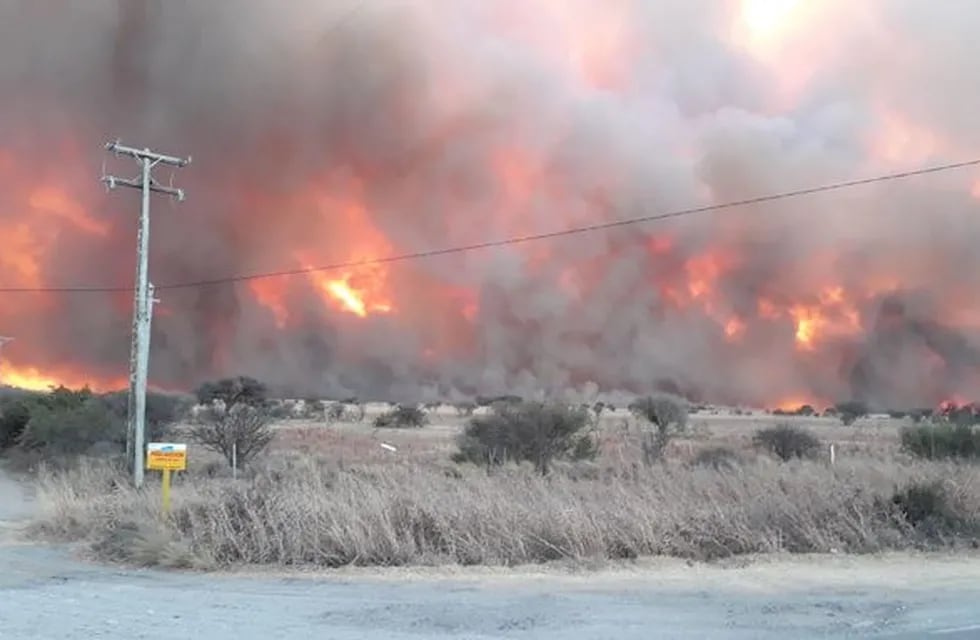 El fuego se desató en distintos puntos de Córdoba, agravado por los vientos y la sequía.