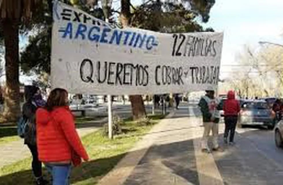 Corte en el puente Neuquén-Cipolletti de trabajadores de Expreso Argentino