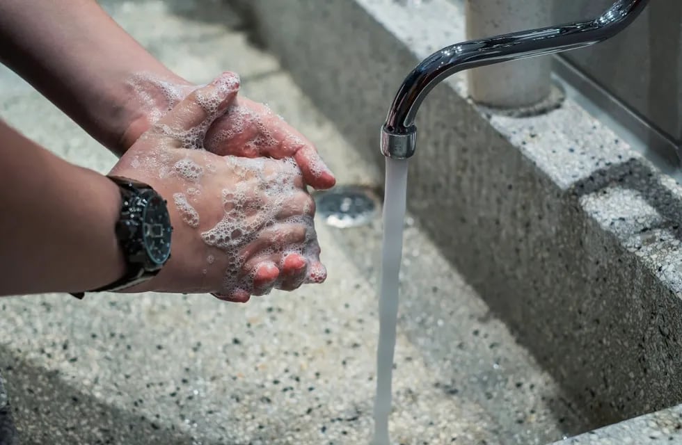 Lavarse las manos es fácil y una de las formas más eficaces de prevenir la propagación de microbios. Foto: Pixabay / Aguas Cordobesas.