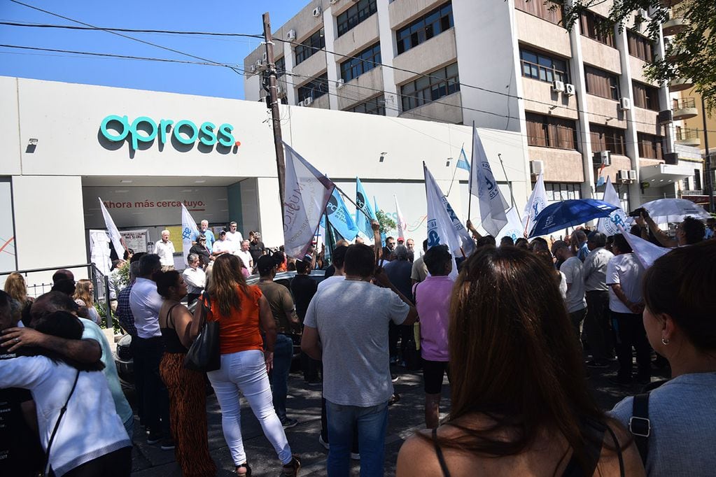 Protesta del SEP frente a la sede de APPROSS ( Pedro Castillo/ La Voz)