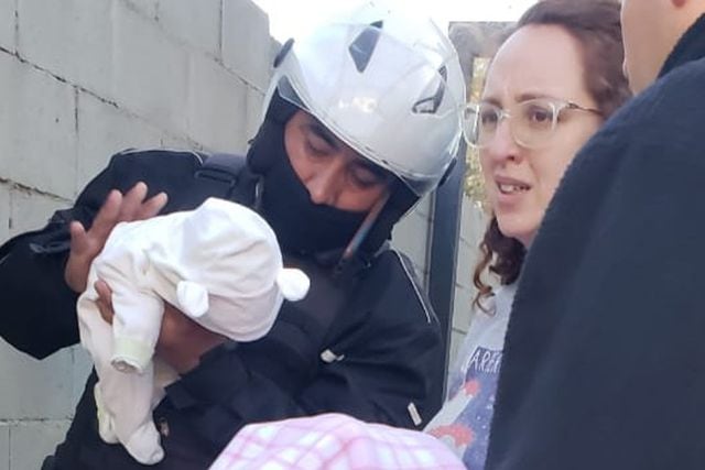 El Policía salvó a la bebé que se estaba ahogando