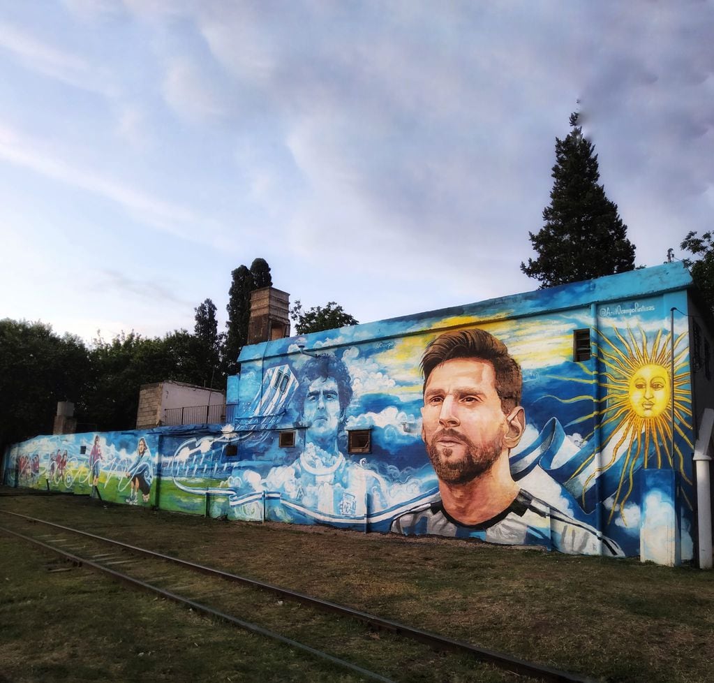 El artista hizo un recorrido por la vida del futbolista y lo dejó plasmado en un mural de barrio Argüello.