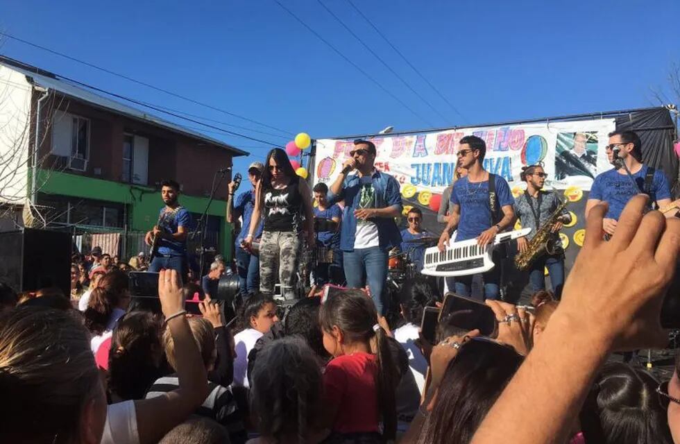 Amapola se presentó en el barrio 7 de Septiembre para cerrar la jornada recreativa organizada por Cambiemos. (@_charlycardozo)