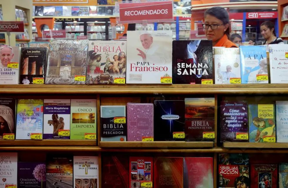 BOG239. BOGOTu00c1 (COLOMBIA), 27/04/2017.- Fotografía del 27 de abril de 2017, de un stand de libros del Papa Francisco durante la Feria Internacional del Libro de Bogotu00e1 (Filbo), en Bogotu00e1 (Colombia). Los libros que tienen al papa Francisco como protagonista destacan en la XXX Feria Internacional del Libro de Bogotu00e1 (Filbo) respondiendo así a la expectación que ha despertado la visita que el pontífice haru00e1 a Colombia en septiembre próximo. Títulos como 