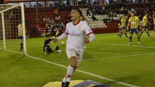 Cristaldo festeja su gol para Huracán ante Central