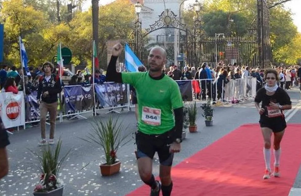 Después de estar dos meses internado, Fernando comenzó a correr maratones nacionales