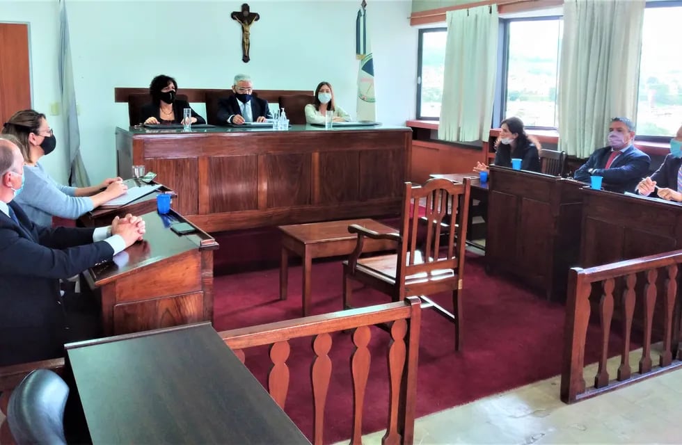 El Tribunal en lo Criminal nº 1 de Jujuy condenó a prisión a una mujer por promoción y facilitación de la prostitución y a dos hombres por abuso sexual. Las víctimas son niñas de 12 y 14 años de edad.
