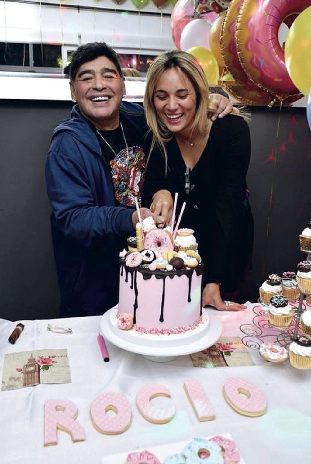 Diego Maradona y Rocío Oliva, felices cortando la torta de cumpleaños.