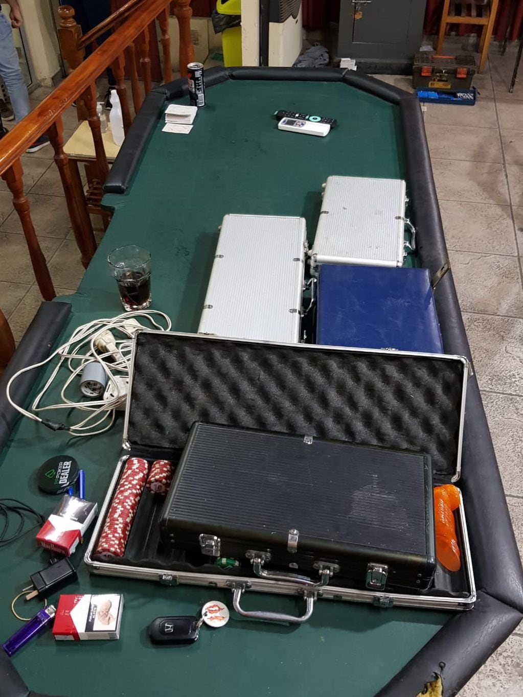 En uno de los domicilios inspeccionados encontraron tableros de juego y dispositivos electrónicos. (MPA)