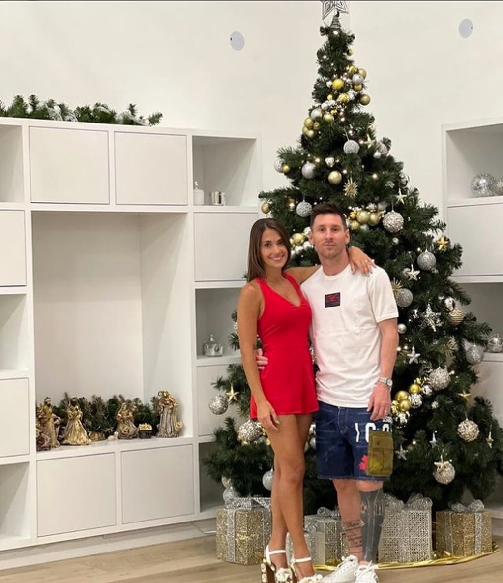 Antonela Rocuzzo y Lio Messi festejando Navidad en Rosario.