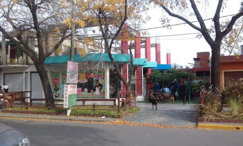 Carnicero solidario ofrece almuerzo y cena a personas en situación de calle en Puerto General San Martín.