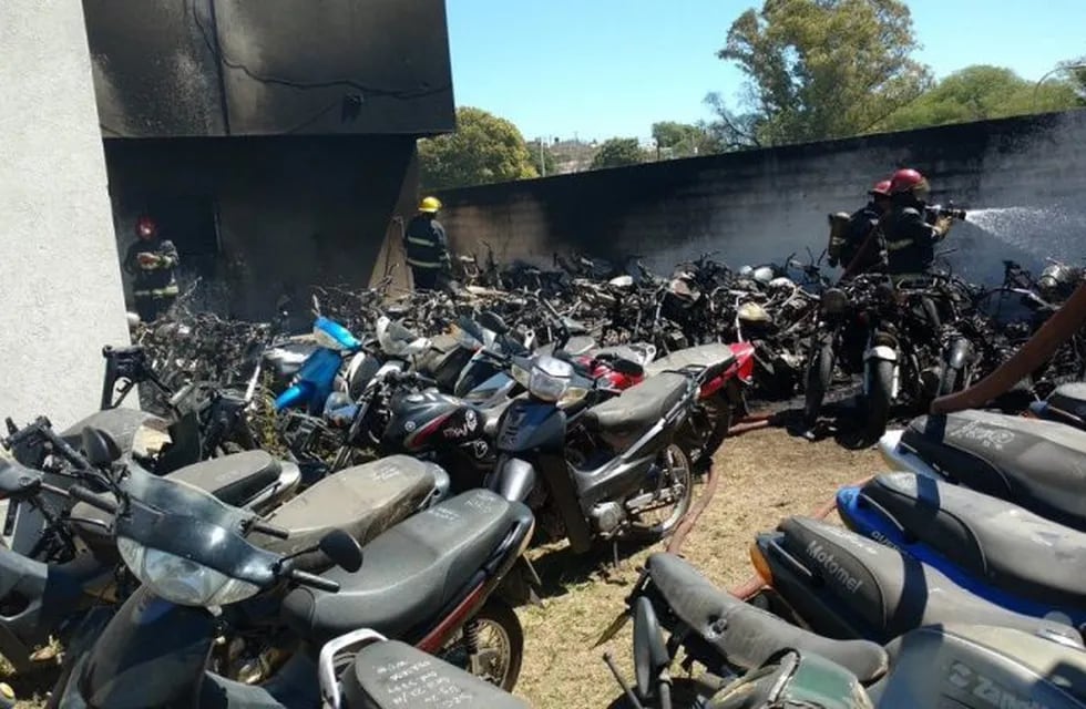 Las motos se quemaron en un incendio en la comisaría de barrio Marechal.