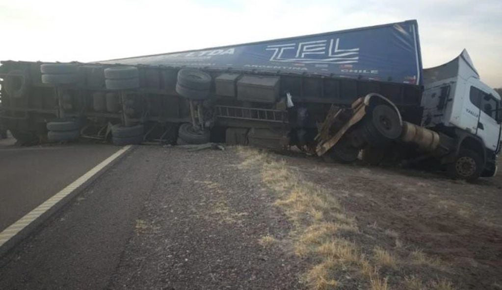 Dos camiones protagonizaron un espectacular accidente en la Ruta 7.