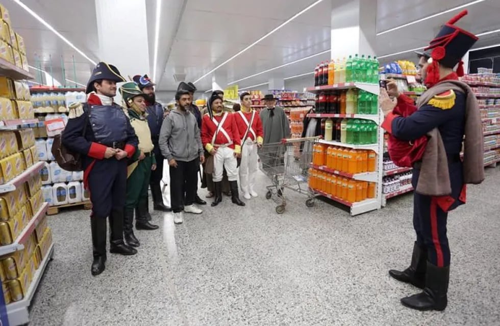 Flashmob por el día del Himno Nacional Argentino en supermercado