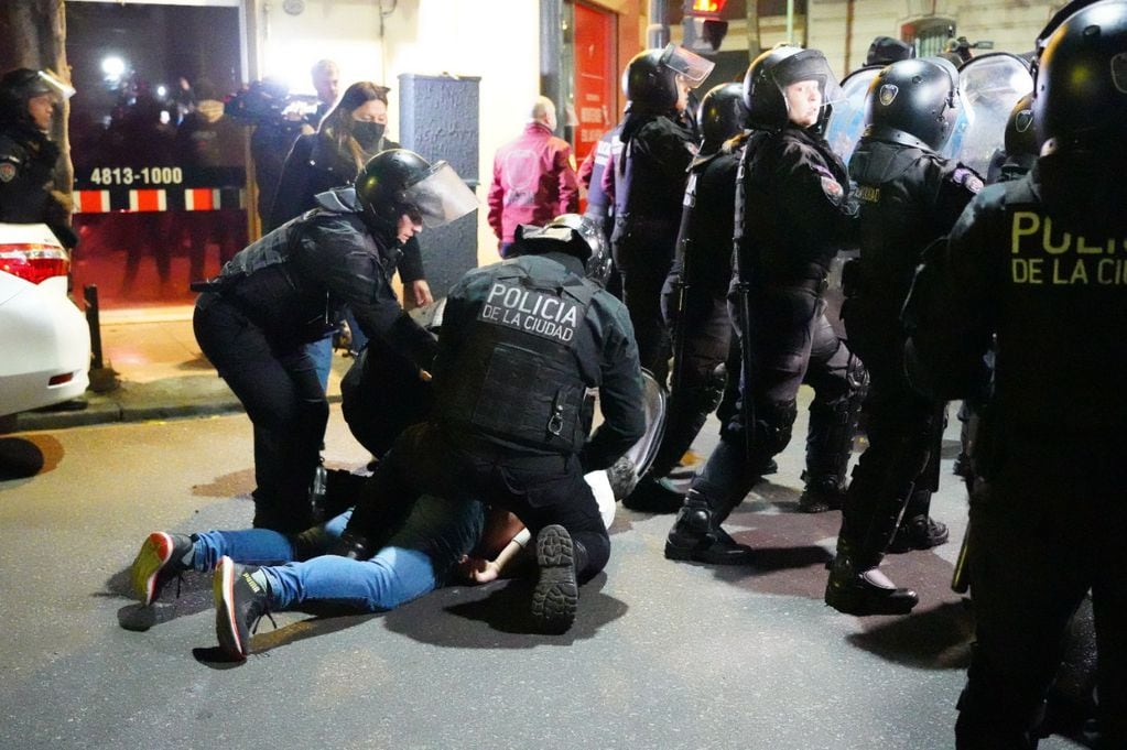 Durante la manifestación también se dieron algunas detenciones. Foto: Clarín.