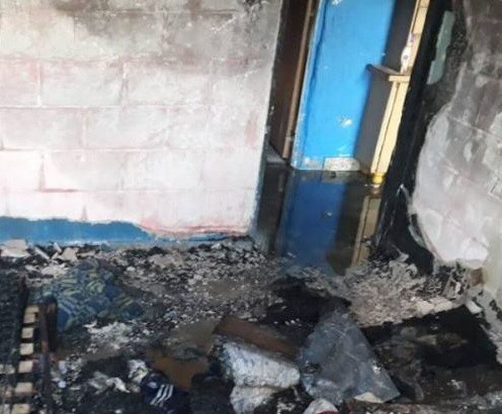Un nene murió y sus dos hermanos graves tras el incendio de su casa en Santo Tomé. (Notife)