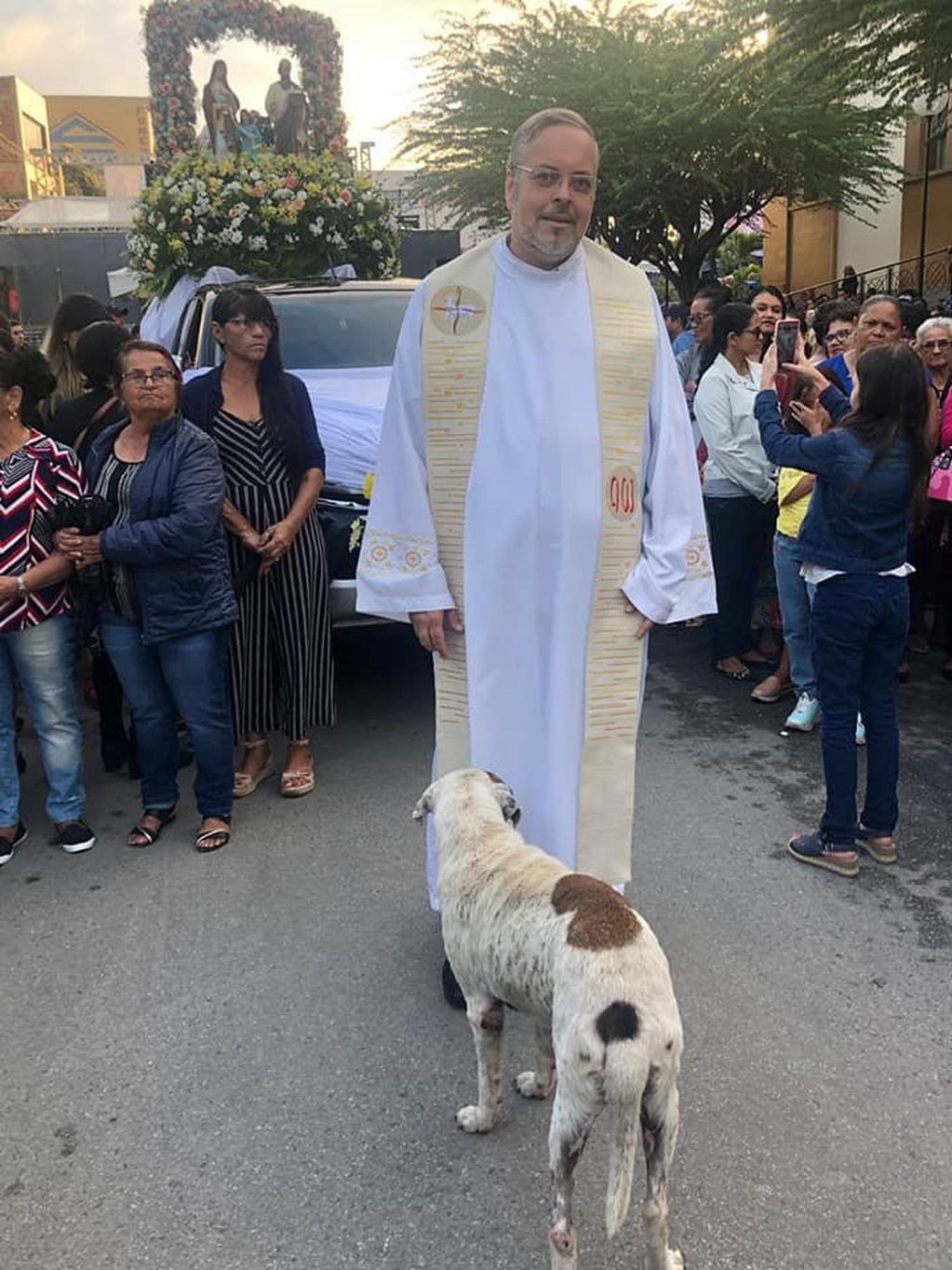 El párroco y su amor por los perros (Foto: Facebook/PadreJoao Paulo Araujo Gomes).