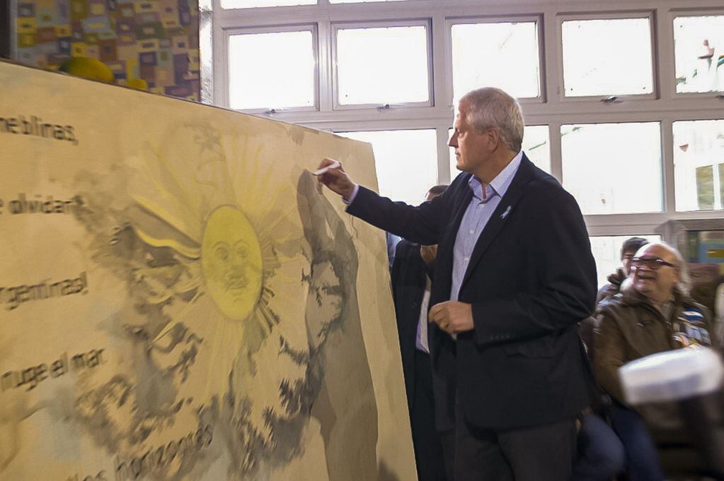 El ministro de Educación de la Nación, Jaime Perczyk, también firmó el mura realizado por los alumnos del Polivalente de Arte de Ushuaia.