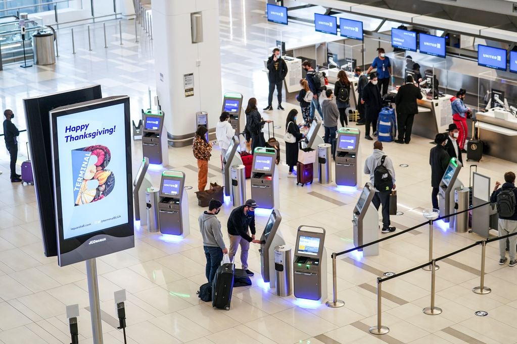 Los viajeros esperan para registrarse para sus vuelos en el aeropuerto LaGuardia, en el distrito de Queens de Nueva York. Foto: AP
