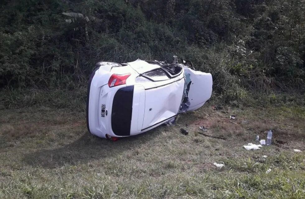 Terminó a un costado de la ruta el Ford Focus que impactó contra el Peugeot 207. Fuente: Misiones Cuatro.