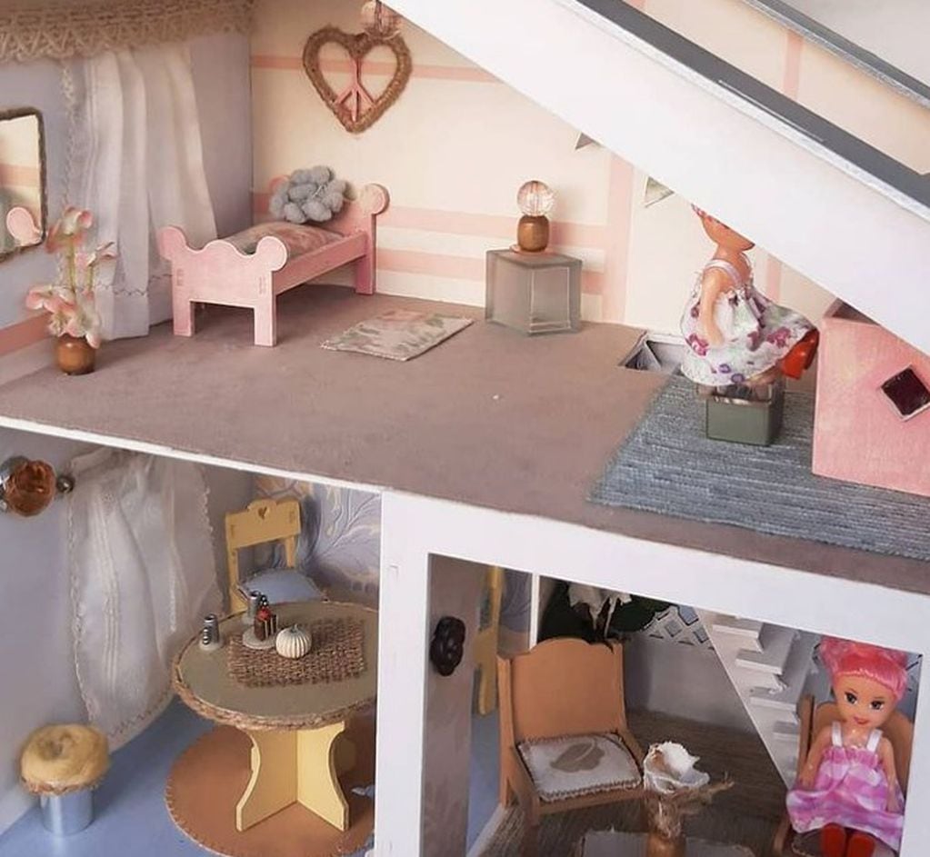Las casitas de muñecas se realizan artesanalmente, en un taller de barrio Cerro de las Rosas.