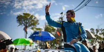 Esteban Gini celebra arriba de su Toyota Camry la victoria en la carrera del Turismo Carretera en Rafaela