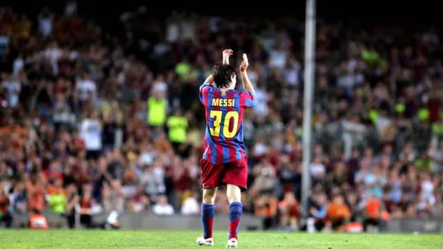  La Pulga usaba el número 30 cuando arrancó en el Barcelona, ya que la 10 era “propiedad” de Ronaldinho en ese momento.