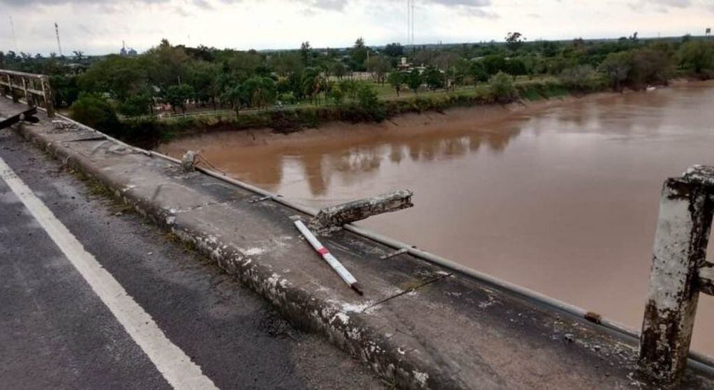 Un camión cayó a las aguas del río Bermejo en Puerto Eva Perón (Foto: Gentileza)