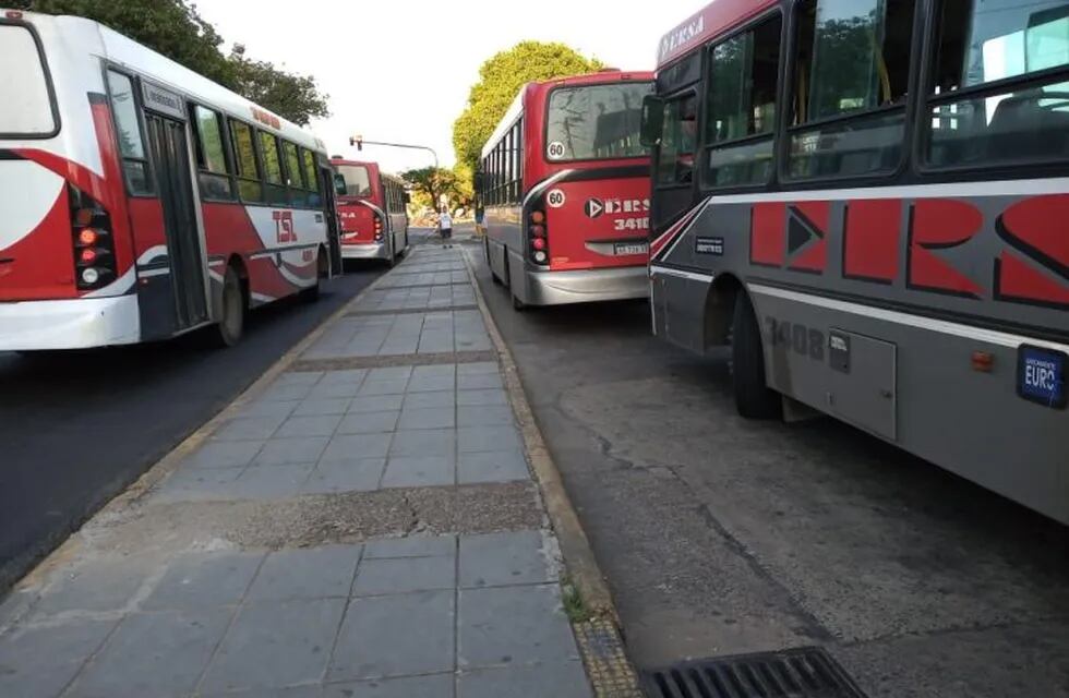 Paro de colectivos. Inició este jueves y continua este viernes.