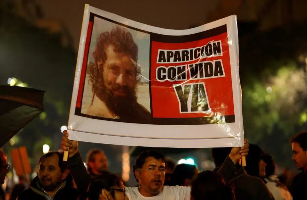 desaparicion de santiago maldonado en  chubut esquel\r\n\r\nA man holds up a sign with a portrait of Santiago Maldonado, a protester who has been missing since security forces clashed with indigenous activists in Patagonia 10 days ago, during a demonstration to demand actions to find him in Buenos Aires, Argentina August 11, 2017. The sign reads \