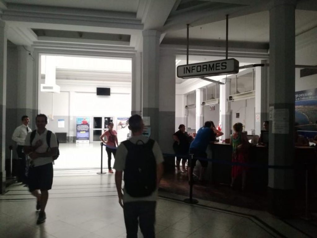 Hasta las oficinas de la EPE quedaron sin luz por el desperfecto en media tensión. (@radio2rosario)