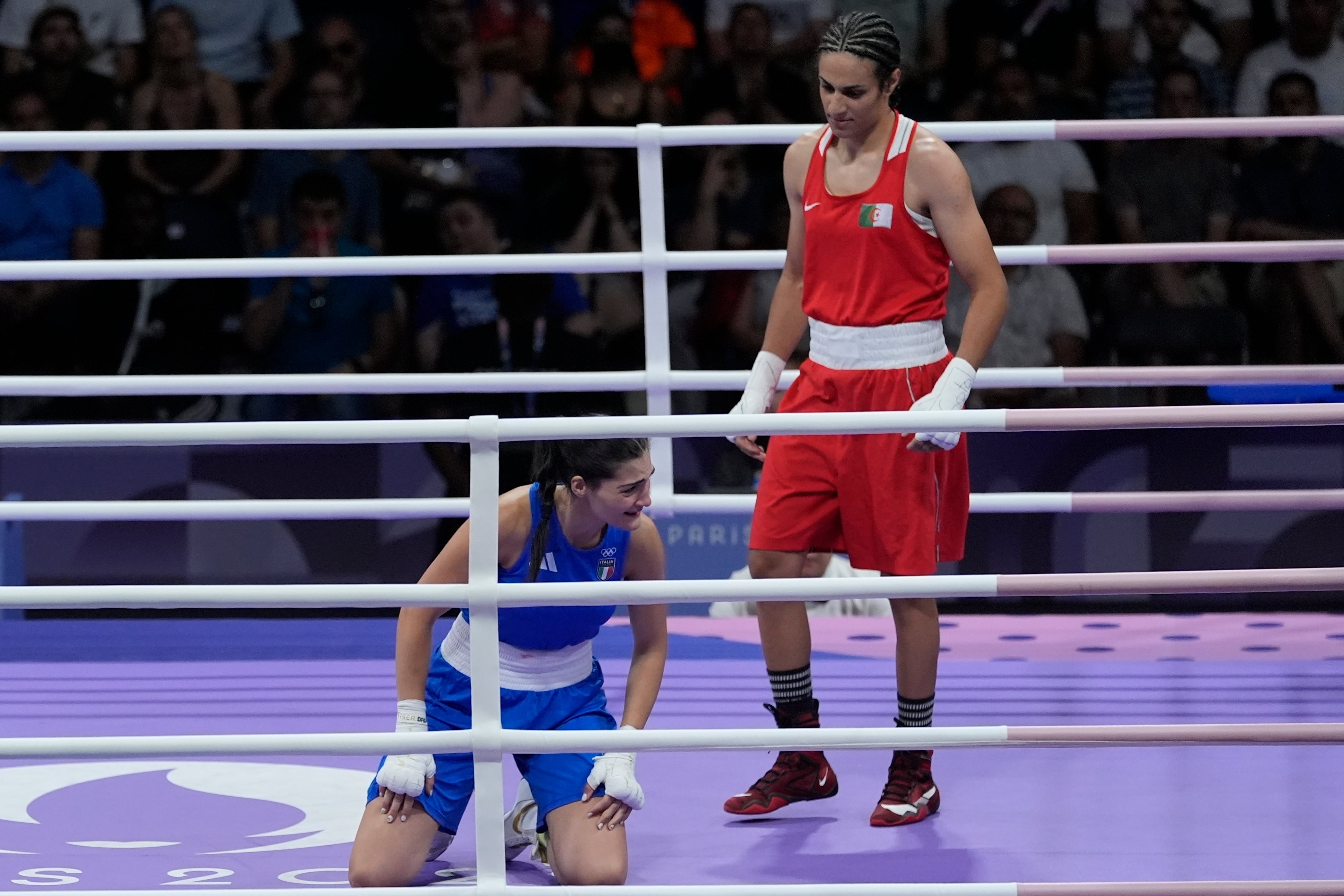La argelina Imane Khelif, a la derecha, derrota a la italiana Angela Carini en su combate de peso welter femenino del torneo olímpico de boxeo, el jueves 1 de agosto de 2024, en Villepinte, Francia. (AP Foto/John Locher)