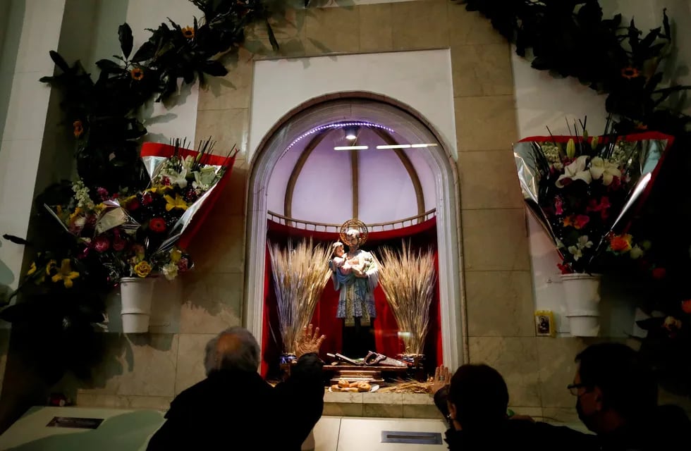 Miles de fieles se acercan a Liniers para agredecer y pedir al santo.