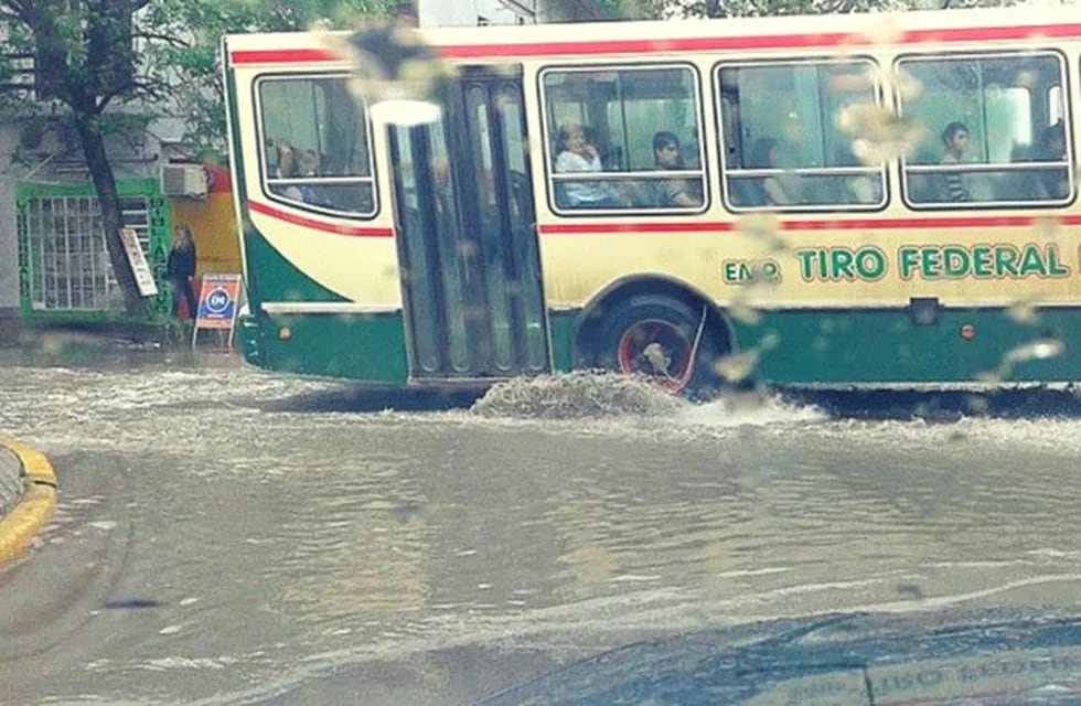 El servicio de transporte por colectivos se suspende por las lluvias. (Web).