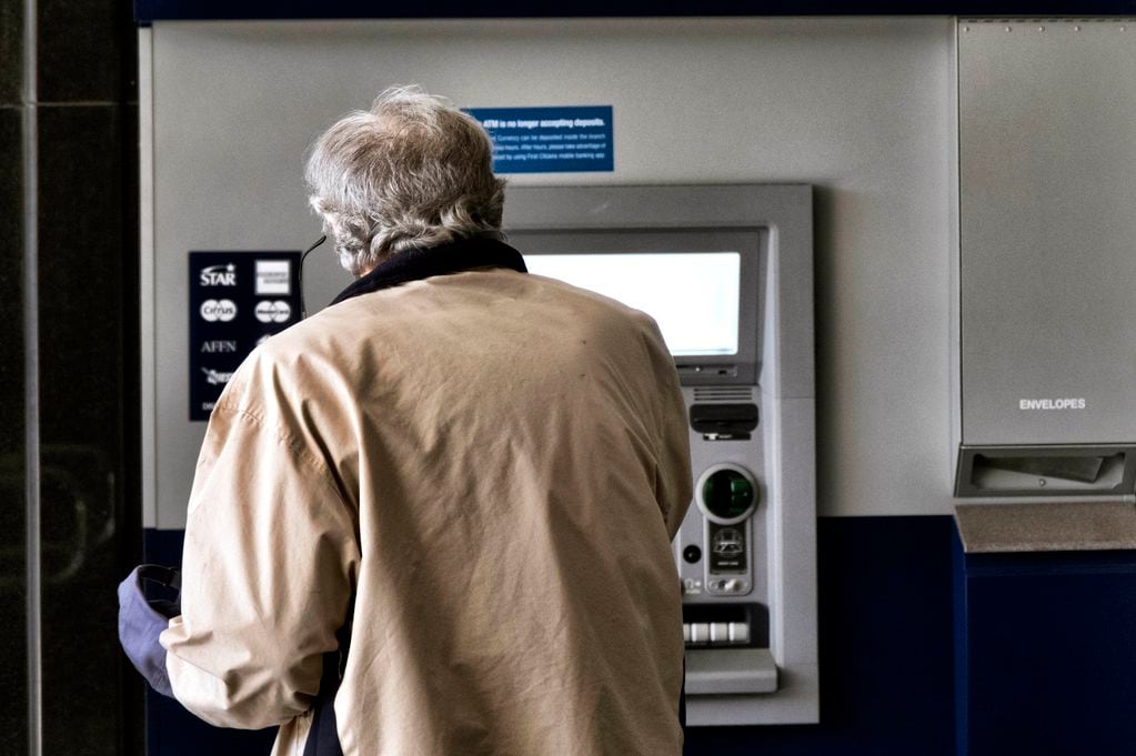 ARCHIVO - Un cliente efectúa una transacción en un cajero automático el 27 de marzo de 2023, en Los Ángeles. (AP Foto/Richard Vogel, archivo)
