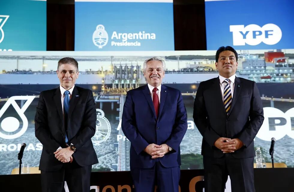 Alberto Fernández junto a los presidentes de YPF y Petronas. Foto: Corresponsalía.