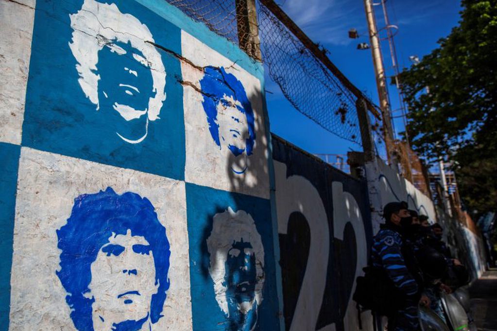 Mural en honor a Diego Maradona afuera del estadio Juan Carmelo Zerillo. EFE/Demian Alday Estévez