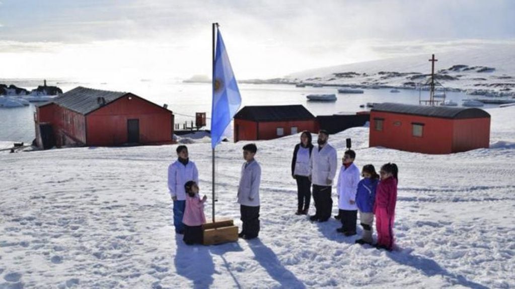 Alumnos que estudia en la base Esperanza en la Antártida Argentina.