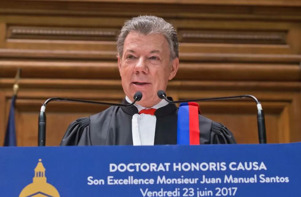 Colombia's President Juan Manuel Santos delivers a speech after being made Doctor Honoris Causa to the guests during a ceremony at the Sorbonne university in Paris, France, Friday , June 23, 2017. Colombian President Juan Manuel Santos is on a three-day visit to France. (AP Photo/Michel Euler)