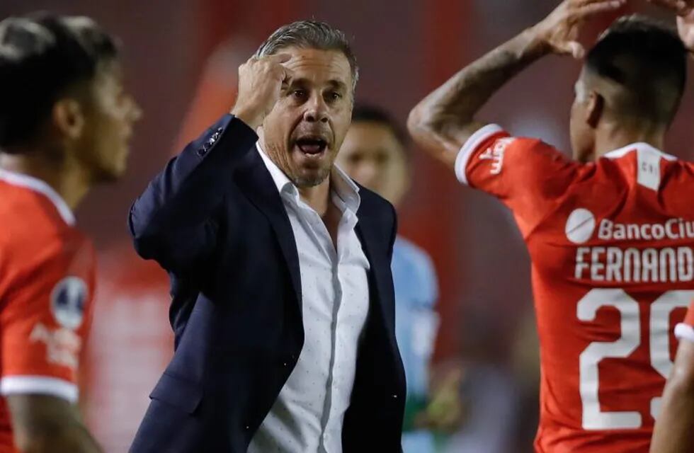 AME2257. AVELLANEDA (ARGENTINA), 13/02/2020.- Lucas Pusineri entrenador de Independiente reacciona hoy, jueves durante un partido por la primera fase de la Copa Sudamericana, en el estadio Libertadores de América, en Avellaneda (Argentina). EFE/Juan Ignacio Roncoroni