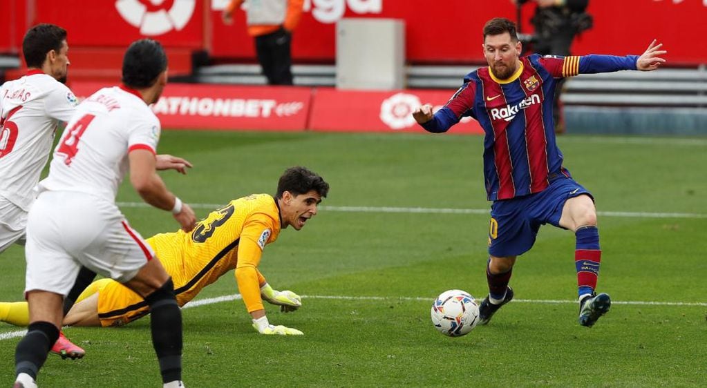 Barcelona venció 2-0 al Sevilla como visitante con goles de Dembelé y Messi. (AP)