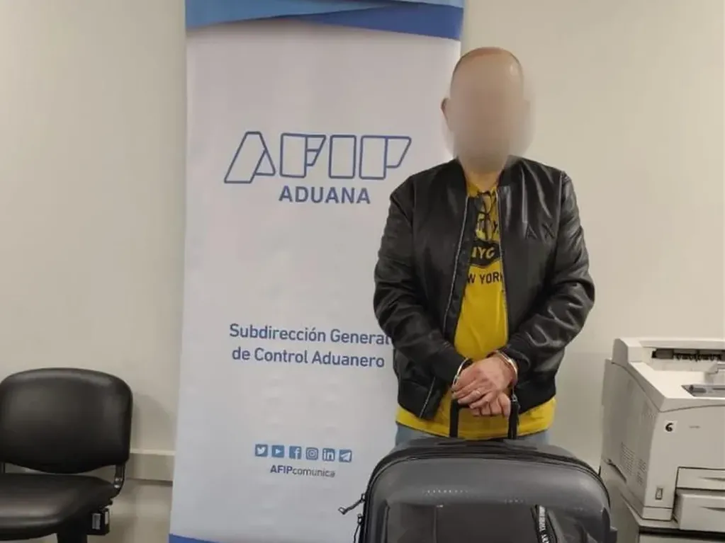 El hombre detenido en la Aduana por transportar 40 frascos con la droga popper.