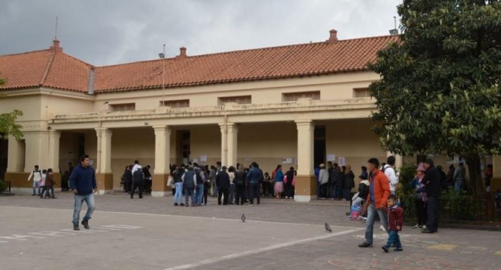 Un total de 33 mesas fueron habilitadas en la Escuela Normal de San Salvador de Jujuy.